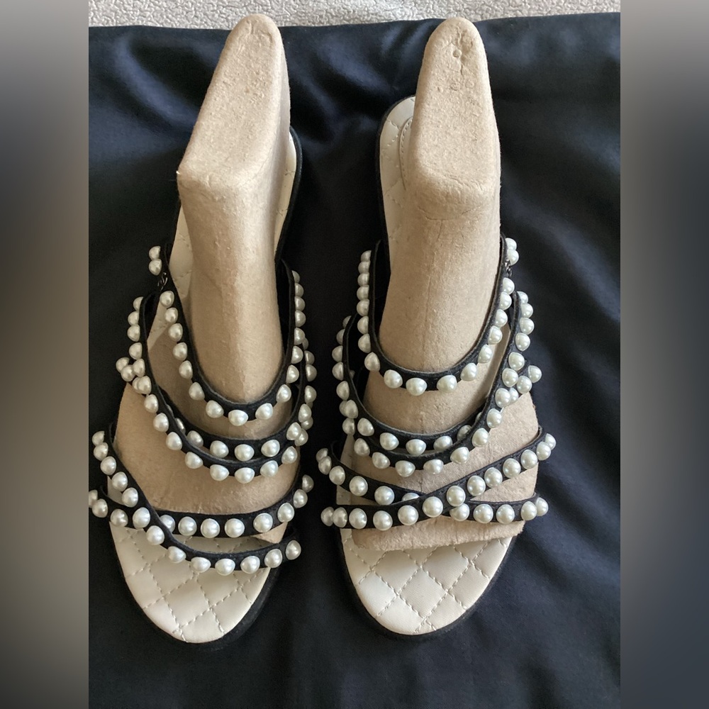 Chanel Black and White Crisscross Sandals with Pearl Embellishments - Picture 2 of 13